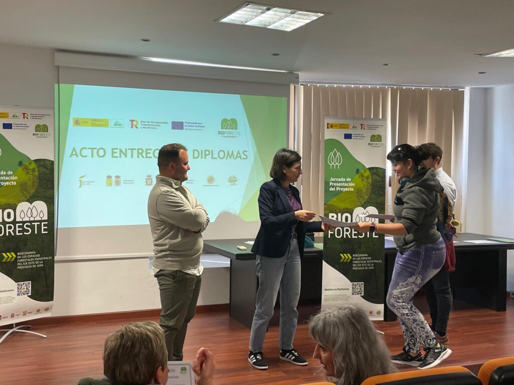 20250402 Entrega Diplomas Cursos Bioforeste Villarrodrigo 2