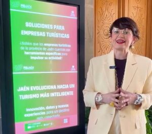 20260817 Inés Arco junto a uno de los totems de PID Jaén